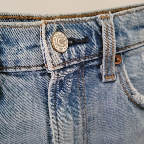 Abercrombie & Fitch High Rise Mom Short Raw Hem Distressed 2/26 Light Wash - Picture 9 of 9